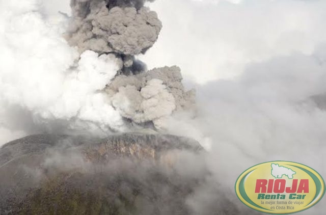 Volcán Turrialba hace erupción y provoca intensa caída de ceniza
