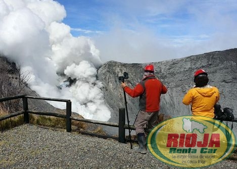 Volcán Turrialba hace erupción y provoca intensa caída de ceniza